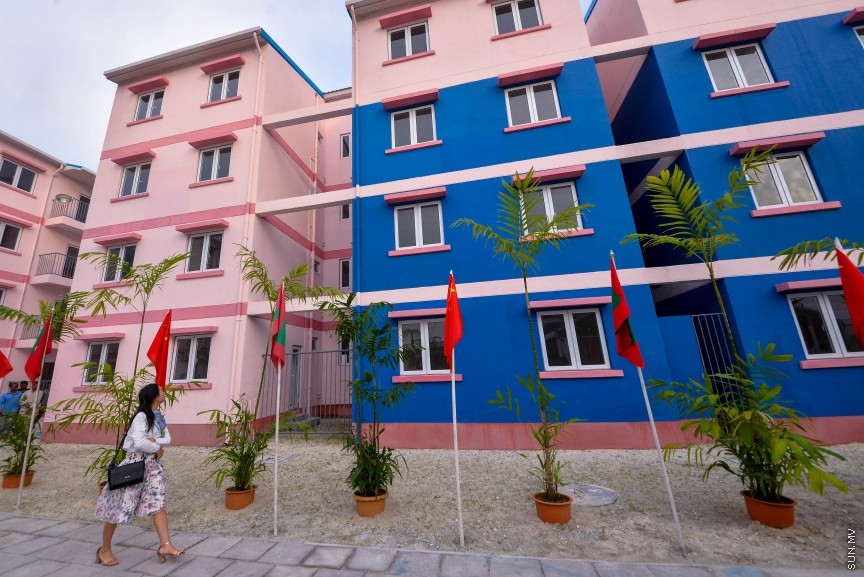 ހުޅުމާލޭގެ ދެވަނަ ފިޔަވައްސާއި ރާއްޖޭގެ އިތުރު ހަތް ރަށެއްގައި ޗައިނާ މެޝިނަރީ އިންޖިނިއަރިން ކޯޕަރޭޝަން (ސީއެމްއީސީ) އިން އެޅި 1500 ފްލެޓް ދިވެހި ސަރުކާރާ ހަވާލުކުރުމަށް ބޭއްވި ރަސްމިއްޔާތުގެ ތެރެއިން: ހުޅުމާލޭގައި އެޅި ފްލެޓްތައް ހުންނަ ސަރަހައްދުގައި މިއަދު ހަވީރު ބޭއްވި ރަސްމިއްޔާތެއްގައި ދިވެހި ސަރުކާރުގެ ފަރާތުން ފްލެޓްތަކާ ހަވާލުވެލެއްވީ ހައުސިން މިނިސްޓަރު ޑރ. މުހައްމަދު މުއިއްޒު---ސަން ފޮޓޯ: މުހައްމަދު އަފްރާހް