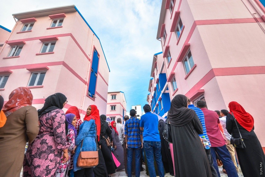 ހުޅުމާލޭގެ ދެވަނަ ފިޔަވައްސާއި ރާއްޖޭގެ އިތުރު ހަތް ރަށެއްގައި ޗައިނާ މެޝިނަރީ އިންޖިނިއަރިން ކޯޕަރޭޝަން (ސީއެމްއީސީ) އިން އެޅި 1500 ފްލެޓް ދިވެހި ސަރުކާރާ ހަވާލުކުރުމަށް ބޭއްވި ރަސްމިއްޔާތުގެ ތެރެއިން: ހުޅުމާލޭގައި އެޅި ފްލެޓްތައް ހުންނަ ސަރަހައްދުގައި މިއަދު ހަވީރު ބޭއްވި ރަސްމިއްޔާތެއްގައި ދިވެހި ސަރުކާރުގެ ފަރާތުން ފްލެޓްތަކާ ހަވާލުވެލެއްވީ ހައުސިން މިނިސްޓަރު ޑރ. މުހައްމަދު މުއިއްޒު---ސަން ފޮޓޯ: މުހައްމަދު އަފްރާހް