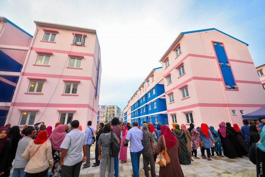 ހުޅުމާލޭގެ ދެވަނަ ފިޔަވައްސާއި ރާއްޖޭގެ އިތުރު ހަތް ރަށެއްގައި ޗައިނާ މެޝިނަރީ އިންޖިނިއަރިން ކޯޕަރޭޝަން (ސީއެމްއީސީ) އިން އެޅި 1500 ފްލެޓް ދިވެހި ސަރުކާރާ ހަވާލުކުރުމަށް ބޭއްވި ރަސްމިއްޔާތުގެ ތެރެއިން: ހުޅުމާލޭގައި އެޅި ފްލެޓްތައް ހުންނަ ސަރަހައްދުގައި މިއަދު ހަވީރު ބޭއްވި ރަސްމިއްޔާތެއްގައި ދިވެހި ސަރުކާރުގެ ފަރާތުން ފްލެޓްތަކާ ހަވާލުވެލެއްވީ ހައުސިން މިނިސްޓަރު ޑރ. މުހައްމަދު މުއިއްޒު---ސަން ފޮޓޯ: މުހައްމަދު އަފްރާހް