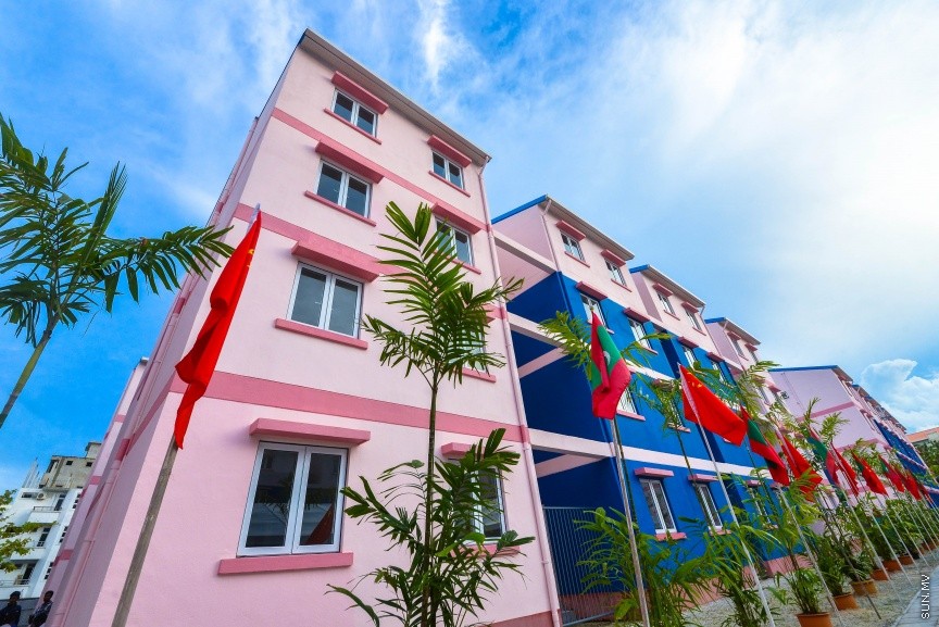 ހުޅުމާލޭގެ ދެވަނަ ފިޔަވައްސާއި ރާއްޖޭގެ އިތުރު ހަތް ރަށެއްގައި ޗައިނާ މެޝިނަރީ އިންޖިނިއަރިން ކޯޕަރޭޝަން (ސީއެމްއީސީ) އިން އެޅި 1500 ފްލެޓް ދިވެހި ސަރުކާރާ ހަވާލުކުރުމަށް ބޭއްވި ރަސްމިއްޔާތުގެ ތެރެއިން: ހުޅުމާލޭގައި އެޅި ފްލެޓްތައް ހުންނަ ސަރަހައްދުގައި މިއަދު ހަވީރު ބޭއްވި ރަސްމިއްޔާތެއްގައި ދިވެހި ސަރުކާރުގެ ފަރާތުން ފްލެޓްތަކާ ހަވާލުވެލެއްވީ ހައުސިން މިނިސްޓަރު ޑރ. މުހައްމަދު މުއިއްޒު---ސަން ފޮޓޯ: މުހައްމަދު އަފްރާހް