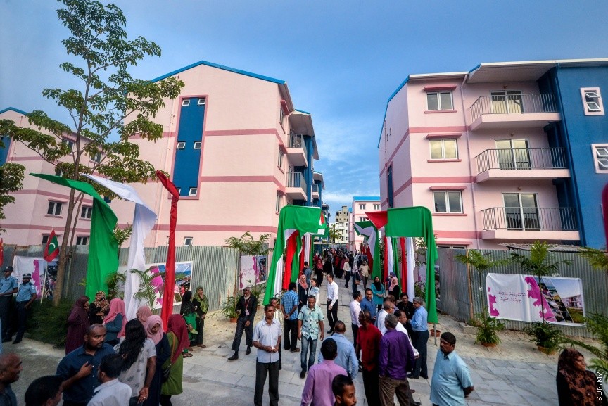 ހުޅުމާލޭގެ ދެވަނަ ފިޔަވައްސާއި ރާއްޖޭގެ އިތުރު ހަތް ރަށެއްގައި ޗައިނާ މެޝިނަރީ އިންޖިނިއަރިން ކޯޕަރޭޝަން (ސީއެމްއީސީ) އިން އެޅި 1500 ފްލެޓް ދިވެހި ސަރުކާރާ ހަވާލުކުރުމަށް ބޭއްވި ރަސްމިއްޔާތުގެ ތެރެއިން: ހުޅުމާލޭގައި އެޅި ފްލެޓްތައް ހުންނަ ސަރަހައްދުގައި މިއަދު ހަވީރު ބޭއްވި ރަސްމިއްޔާތެއްގައި ދިވެހި ސަރުކާރުގެ ފަރާތުން ފްލެޓްތަކާ ހަވާލުވެލެއްވީ ހައުސިން މިނިސްޓަރު ޑރ. މުހައްމަދު މުއިއްޒު---ސަން ފޮޓޯ: މުހައްމަދު އަފްރާހް