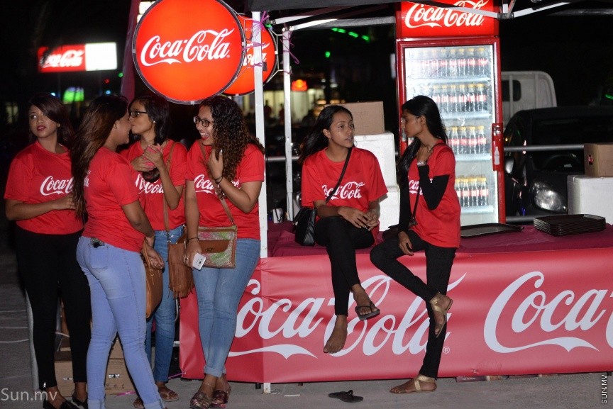 އުރީދޫ އެމްފައިސާ އާއި، ކޭޝްބެކް އަދި މި ނޫންވެސް އެހެނިހެން އިނާމުތައް ލިބޭގޮތަށް ކޮކާ ކޯލާއާއި އުރީދޫ ގުޅިގެން ފެށި ޕްރޮމޯޝަން އިއުލާނުކުރުމުގެ ރަސްމިއްޔާތުގެ ތެރެއިން -- ސަން ފޮޓޯ: މުޙައްމަދު އަފްރާޙް