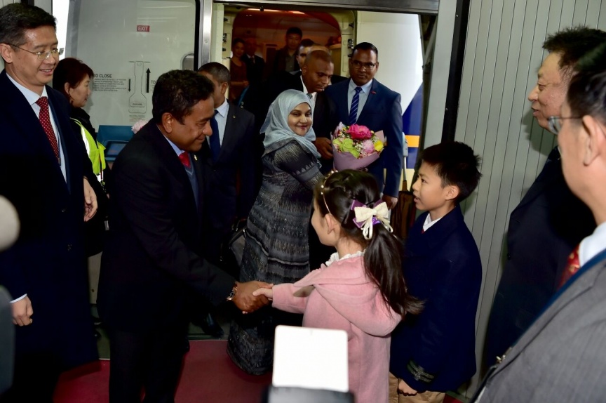 ރައީސް ޔާމީންގެ ދެކަނބަލުން ރަސްމީ ދަތުރުފުޅެއްގައި ޗައިނާއަށް ވަޑައިގަތުން -- ފޮޓޯ/ ރައީސް އޮފީސް