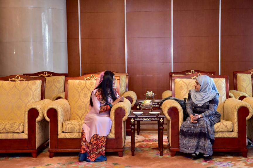 ރައީސް ޔާމީންގެ ދެކަނބަލުން ރަސްމީ ދަތުރުފުޅެއްގައި ޗައިނާއަށް ވަޑައިގަތުން -- ފޮޓޯ/ ރައީސް އޮފީސް