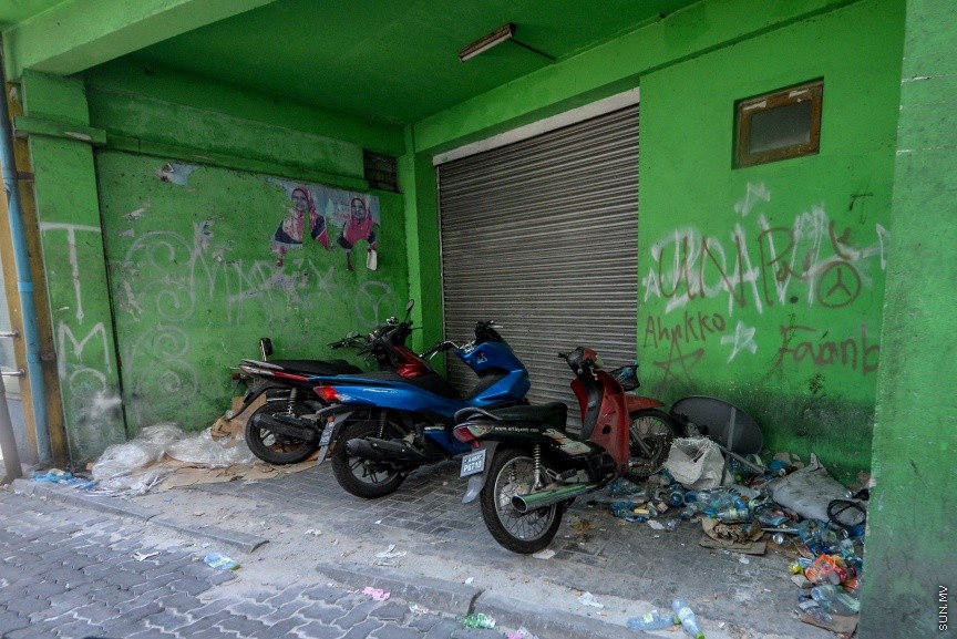 މާލޭގައި ކުނި ގިނަވުން: މާލޭގެ މަގުތަކަށް ކުނިއަޅާ މައްސަލަ ފަހަކަށްއައިސް ވަނީ އިތުރުވެފައި---ސަން ފޮޓޯ/ މުހައްމަދު އަފްރާހް 