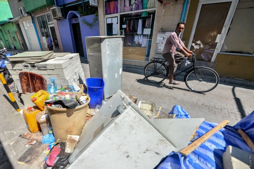 މާލޭގައި ކުނި ގިނަވުން: މާލޭގެ މަގުތަކަށް ކުނިއަޅާ މައްސަލަ ފަހަކަށްއައިސް ވަނީ އިތުރުވެފައި---ސަން ފޮޓޯ/ މުހައްމަދު އަފްރާހް 