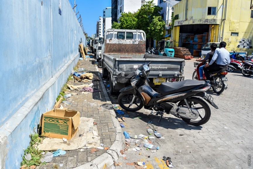 މާލޭގައި ކުނި ގިނަވުން: މާލޭގެ މަގުތަކަށް ކުނިއަޅާ މައްސަލަ ފަހަކަށްއައިސް ވަނީ އިތުރުވެފައި---ސަން ފޮޓޯ/ މުހައްމަދު އަފްރާހް 