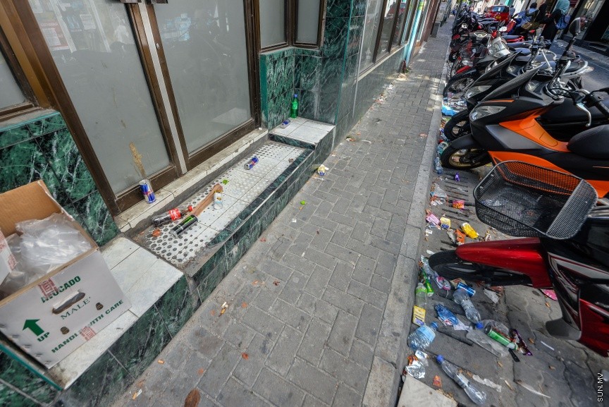 މާލޭގައި ކުނި ގިނަވުން: މާލޭގެ މަގުތަކަށް ކުނިއަޅާ މައްސަލަ ފަހަކަށްއައިސް ވަނީ އިތުރުވެފައި---ސަން ފޮޓޯ/ މުހައްމަދު އަފްރާހް 