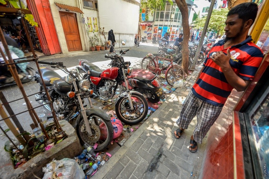 މާލޭގައި ކުނި ގިނަވުން: މާލޭގެ މަގުތަކަށް ކުނިއަޅާ މައްސަލަ ފަހަކަށްއައިސް ވަނީ އިތުރުވެފައި---ސަން ފޮޓޯ/ މުހައްމަދު އަފްރާހް 