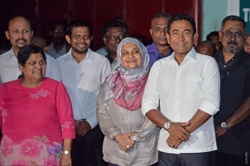 ޑިސެމްބަރ 12، 2017: ރިޔާސީ އިންތިހާބަށް ތައްޔާރު ވުމުގެ ގޮތުން ރައީސް ޔާމީންގެ ރަސްމީ ކެމްޕޭން އޮފީސް ހުޅުވުމަށް ބޭއްވި ހަފްލާގެ ތެރެއިން --- ސަން ފޮޓޯ/ ފަޔާޒު މޫސާ