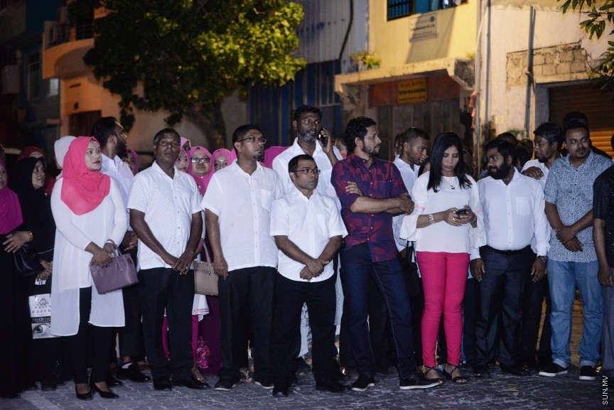ޑިސެމްބަރ 12، 2017: ރިޔާސީ އިންތިހާބަށް ތައްޔާރު ވުމުގެ ގޮތުން ރައީސް ޔާމީންގެ ރަސްމީ ކެމްޕޭން އޮފީސް ހުޅުވުމަށް ބޭއްވި ހަފްލާގެ ތެރެއިން --- ސަން ފޮޓޯ/ ފަޔާޒު މޫސާ