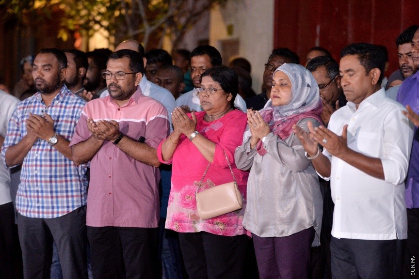 ޑިސެމްބަރ 12، 2017: ރިޔާސީ އިންތިހާބަށް ތައްޔާރު ވުމުގެ ގޮތުން ރައީސް ޔާމީންގެ ރަސްމީ ކެމްޕޭން އޮފީސް ހުޅުވުމަށް ބޭއްވި ހަފްލާގެ ތެރެއިން --- ސަން ފޮޓޯ/ ފަޔާޒު މޫސާ