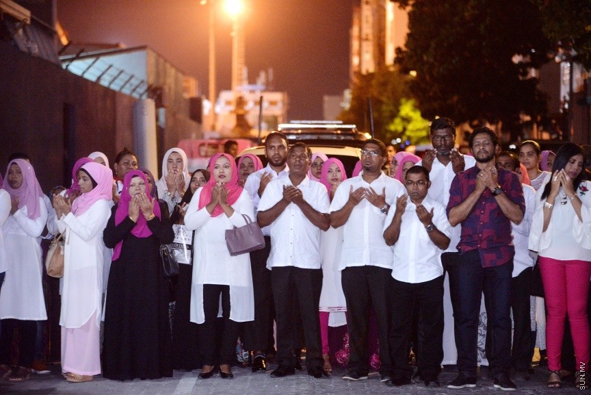 ޑިސެމްބަރ 12، 2017: ރިޔާސީ އިންތިހާބަށް ތައްޔާރު ވުމުގެ ގޮތުން ރައީސް ޔާމީންގެ ރަސްމީ ކެމްޕޭން އޮފީސް ހުޅުވުމަށް ބޭއްވި ހަފްލާގެ ތެރެއިން --- ސަން ފޮޓޯ/ ފަޔާޒު މޫސާ