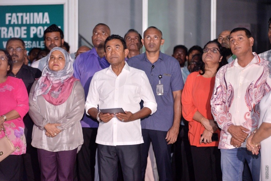 ޑިސެމްބަރ 12، 2017: ރިޔާސީ އިންތިހާބަށް ތައްޔާރު ވުމުގެ ގޮތުން ރައީސް ޔާމީންގެ ރަސްމީ ކެމްޕޭން އޮފީސް ހުޅުވުމަށް ބޭއްވި ހަފްލާގެ ތެރެއިން --- ސަން ފޮޓޯ/ ފަޔާޒު މޫސާ