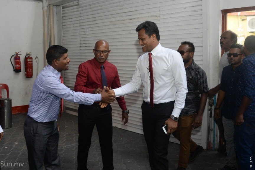 14 ޑިސެމްބަރ 2017: ކުރީގެ ހޯމް މިނިސްޓަރު އުމަރު ނަސީރު ޖުމްހޫރީ ޕާޓީއަށް ސޮއިކުރެއްވުން: މިއީ އުމަރު އެ ޕާޓީއާ ގުޅިވަޑައިގެންނެވި ދެވަނަ ފަހަރު. ޖުމްހޫރީ ޕާޓީގެ މައި އިދާރާ މ.ކުނޫޒު ގައި ބޭއްވި  ރަސްމިއްޔާތުގައި އުމަރު ވިދާޅުވީ އެޕާޓީއާ ގުޅިވަޑައިގަތީ ރިޔާސީ ޓިކެޓް ގެ ބޭނުމުގައި ކަމަށް ދައްކާ ވާހަކަ އަކީ މުޅިންތެދެއްނޫން ކަމަށް --- ސަން ފޮޓޯ/ މުހައްމަދު އަފްރާހް