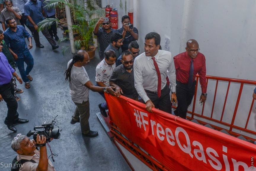 14 ޑިސެމްބަރ 2017: ކުރީގެ ހޯމް މިނިސްޓަރު އުމަރު ނަސީރު ޖުމްހޫރީ ޕާޓީއަށް ސޮއިކުރެއްވުން: މިއީ އުމަރު އެ ޕާޓީއާ ގުޅިވަޑައިގެންނެވި ދެވަނަ ފަހަރު. ޖުމްހޫރީ ޕާޓީގެ މައި އިދާރާ މ.ކުނޫޒު ގައި ބޭއްވި  ރަސްމިއްޔާތުގައި އުމަރު ވިދާޅުވީ އެޕާޓީއާ ގުޅިވަޑައިގަތީ ރިޔާސީ ޓިކެޓް ގެ ބޭނުމުގައި ކަމަށް ދައްކާ ވާހަކަ އަކީ މުޅިންތެދެއްނޫން ކަމަށް --- ސަން ފޮޓޯ/ މުހައްމަދު އަފްރާހް
