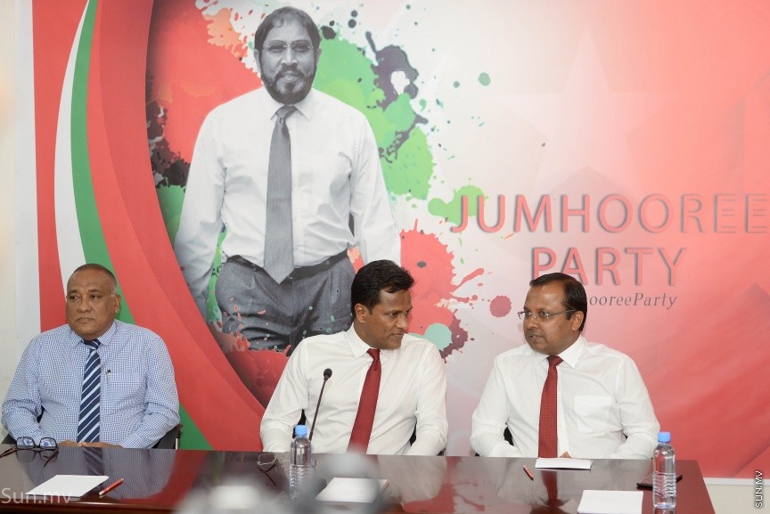 14 ޑިސެމްބަރ 2017: ކުރީގެ ހޯމް މިނިސްޓަރު އުމަރު ނަސީރު ޖުމްހޫރީ ޕާޓީއަށް ސޮއިކުރެއްވުން: މިއީ އުމަރު އެ ޕާޓީއާ ގުޅިވަޑައިގެންނެވި ދެވަނަ ފަހަރު. ޖުމްހޫރީ ޕާޓީގެ މައި އިދާރާ މ.ކުނޫޒު ގައި ބޭއްވި  ރަސްމިއްޔާތުގައި އުމަރު ވިދާޅުވީ އެޕާޓީއާ ގުޅިވަޑައިގަތީ ރިޔާސީ ޓިކެޓް ގެ ބޭނުމުގައި ކަމަށް ދައްކާ ވާހަކަ އަކީ މުޅިންތެދެއްނޫން ކަމަށް --- ސަން ފޮޓޯ/ މުހައްމަދު އަފްރާހް