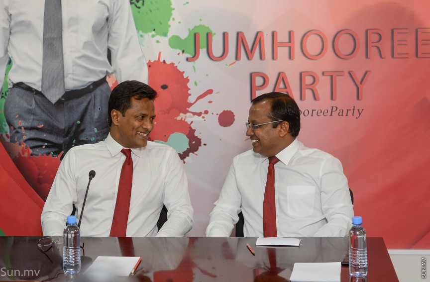 14 ޑިސެމްބަރ 2017: ކުރީގެ ހޯމް މިނިސްޓަރު އުމަރު ނަސީރު ޖުމްހޫރީ ޕާޓީއަށް ސޮއިކުރެއްވުން: މިއީ އުމަރު އެ ޕާޓީއާ ގުޅިވަޑައިގެންނެވި ދެވަނަ ފަހަރު. ޖުމްހޫރީ ޕާޓީގެ މައި އިދާރާ މ.ކުނޫޒު ގައި ބޭއްވި  ރަސްމިއްޔާތުގައި އުމަރު ވިދާޅުވީ އެޕާޓީއާ ގުޅިވަޑައިގަތީ ރިޔާސީ ޓިކެޓް ގެ ބޭނުމުގައި ކަމަށް ދައްކާ ވާހަކަ އަކީ މުޅިންތެދެއްނޫން ކަމަށް --- ސަން ފޮޓޯ/ މުހައްމަދު އަފްރާހް