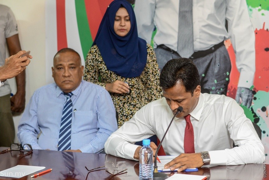 14 ޑިސެމްބަރ 2017: ކުރީގެ ހޯމް މިނިސްޓަރު އުމަރު ނަސީރު ޖުމްހޫރީ ޕާޓީއަށް ސޮއިކުރެއްވުން: މިއީ އުމަރު އެ ޕާޓީއާ ގުޅިވަޑައިގެންނެވި ދެވަނަ ފަހަރު. ޖުމްހޫރީ ޕާޓީގެ މައި އިދާރާ މ.ކުނޫޒު ގައި ބޭއްވި  ރަސްމިއްޔާތުގައި އުމަރު ވިދާޅުވީ އެޕާޓީއާ ގުޅިވަޑައިގަތީ ރިޔާސީ ޓިކެޓް ގެ ބޭނުމުގައި ކަމަށް ދައްކާ ވާހަކަ އަކީ މުޅިންތެދެއްނޫން ކަމަށް --- ސަން ފޮޓޯ/ މުހައްމަދު އަފްރާހް