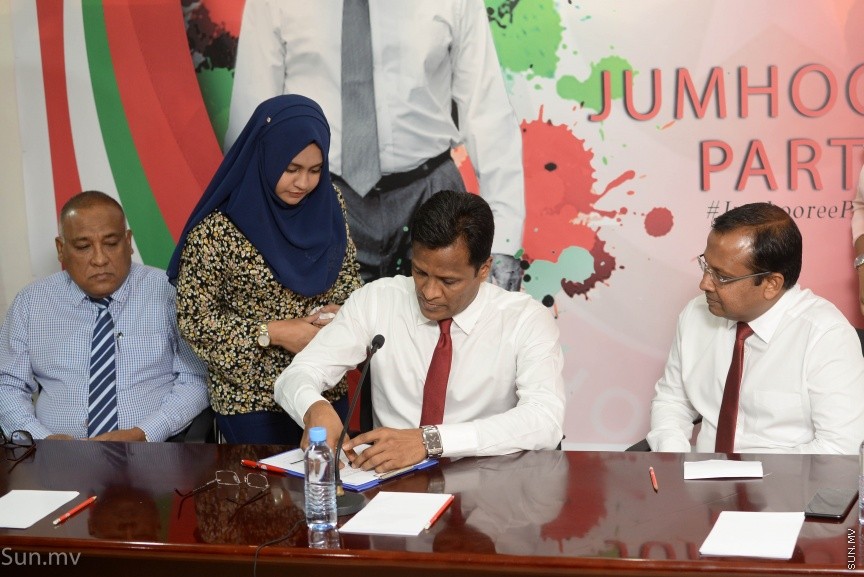 14 ޑިސެމްބަރ 2017: ކުރީގެ ހޯމް މިނިސްޓަރު އުމަރު ނަސީރު ޖުމްހޫރީ ޕާޓީއަށް ސޮއިކުރެއްވުން: މިއީ އުމަރު އެ ޕާޓީއާ ގުޅިވަޑައިގެންނެވި ދެވަނަ ފަހަރު. ޖުމްހޫރީ ޕާޓީގެ މައި އިދާރާ މ.ކުނޫޒު ގައި ބޭއްވި  ރަސްމިއްޔާތުގައި އުމަރު ވިދާޅުވީ އެޕާޓީއާ ގުޅިވަޑައިގަތީ ރިޔާސީ ޓިކެޓް ގެ ބޭނުމުގައި ކަމަށް ދައްކާ ވާހަކަ އަކީ މުޅިންތެދެއްނޫން ކަމަށް --- ސަން ފޮޓޯ/ މުހައްމަދު އަފްރާހް