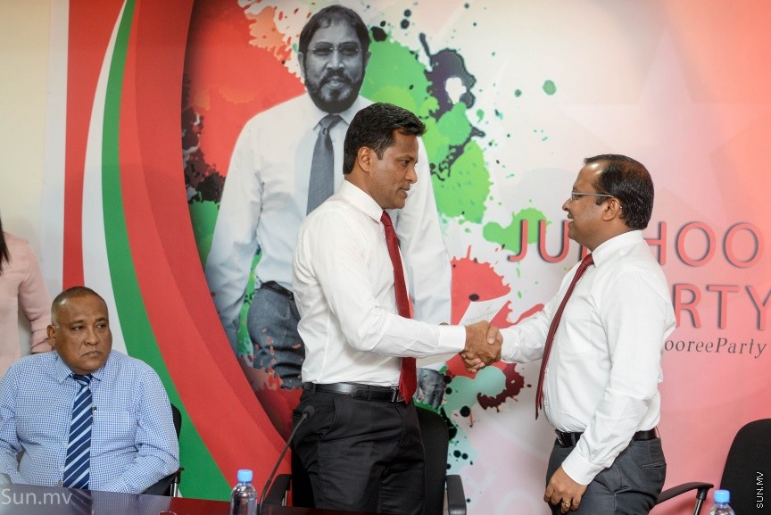 14 ޑިސެމްބަރ 2017: ކުރީގެ ހޯމް މިނިސްޓަރު އުމަރު ނަސީރު ޖުމްހޫރީ ޕާޓީއަށް ސޮއިކުރެއްވުން: މިއީ އުމަރު އެ ޕާޓީއާ ގުޅިވަޑައިގެންނެވި ދެވަނަ ފަހަރު. ޖުމްހޫރީ ޕާޓީގެ މައި އިދާރާ މ.ކުނޫޒު ގައި ބޭއްވި  ރަސްމިއްޔާތުގައި އުމަރު ވިދާޅުވީ އެޕާޓީއާ ގުޅިވަޑައިގަތީ ރިޔާސީ ޓިކެޓް ގެ ބޭނުމުގައި ކަމަށް ދައްކާ ވާހަކަ އަކީ މުޅިންތެދެއްނޫން ކަމަށް --- ސަން ފޮޓޯ/ މުހައްމަދު އަފްރާހް