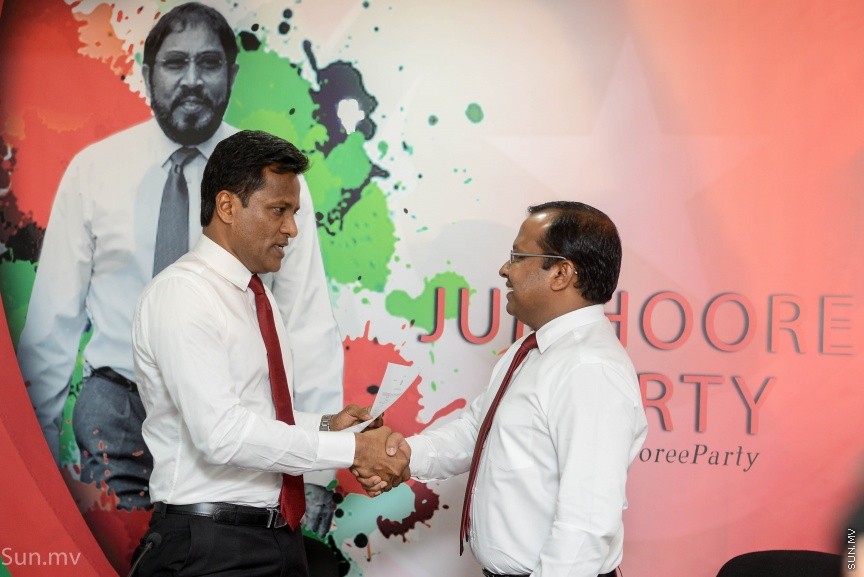 14 ޑިސެމްބަރ 2017: ކުރީގެ ހޯމް މިނިސްޓަރު އުމަރު ނަސީރު ޖުމްހޫރީ ޕާޓީއަށް ސޮއިކުރެއްވުން: މިއީ އުމަރު އެ ޕާޓީއާ ގުޅިވަޑައިގެންނެވި ދެވަނަ ފަހަރު. ޖުމްހޫރީ ޕާޓީގެ މައި އިދާރާ މ.ކުނޫޒު ގައި ބޭއްވި  ރަސްމިއްޔާތުގައި އުމަރު ވިދާޅުވީ އެޕާޓީއާ ގުޅިވަޑައިގަތީ ރިޔާސީ ޓިކެޓް ގެ ބޭނުމުގައި ކަމަށް ދައްކާ ވާހަކަ އަކީ މުޅިންތެދެއްނޫން ކަމަށް --- ސަން ފޮޓޯ/ މުހައްމަދު އަފްރާހް