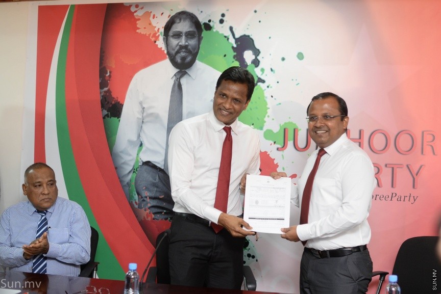 14 ޑިސެމްބަރ 2017: ކުރީގެ ހޯމް މިނިސްޓަރު އުމަރު ނަސީރު ޖުމްހޫރީ ޕާޓީއަށް ސޮއިކުރެއްވުން: މިއީ އުމަރު އެ ޕާޓީއާ ގުޅިވަޑައިގެންނެވި ދެވަނަ ފަހަރު. ޖުމްހޫރީ ޕާޓީގެ މައި އިދާރާ މ.ކުނޫޒު ގައި ބޭއްވި  ރަސްމިއްޔާތުގައި އުމަރު ވިދާޅުވީ އެޕާޓީއާ ގުޅިވަޑައިގަތީ ރިޔާސީ ޓިކެޓް ގެ ބޭނުމުގައި ކަމަށް ދައްކާ ވާހަކަ އަކީ މުޅިންތެދެއްނޫން ކަމަށް --- ސަން ފޮޓޯ/ މުހައްމަދު އަފްރާހް