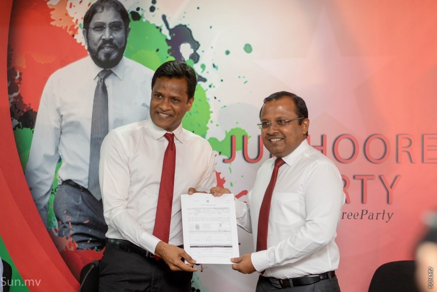 14 ޑިސެމްބަރ 2017: ކުރީގެ ހޯމް މިނިސްޓަރު އުމަރު ނަސީރު ޖުމްހޫރީ ޕާޓީއަށް ސޮއިކުރެއްވުން: މިއީ އުމަރު އެ ޕާޓީއާ ގުޅިވަޑައިގެންނެވި ދެވަނަ ފަހަރު. ޖުމްހޫރީ ޕާޓީގެ މައި އިދާރާ މ.ކުނޫޒު ގައި ބޭއްވި  ރަސްމިއްޔާތުގައި އުމަރު ވިދާޅުވީ އެޕާޓީއާ ގުޅިވަޑައިގަތީ ރިޔާސީ ޓިކެޓް ގެ ބޭނުމުގައި ކަމަށް ދައްކާ ވާހަކަ އަކީ މުޅިންތެދެއްނޫން ކަމަށް --- ސަން ފޮޓޯ/ މުހައްމަދު އަފްރާހް