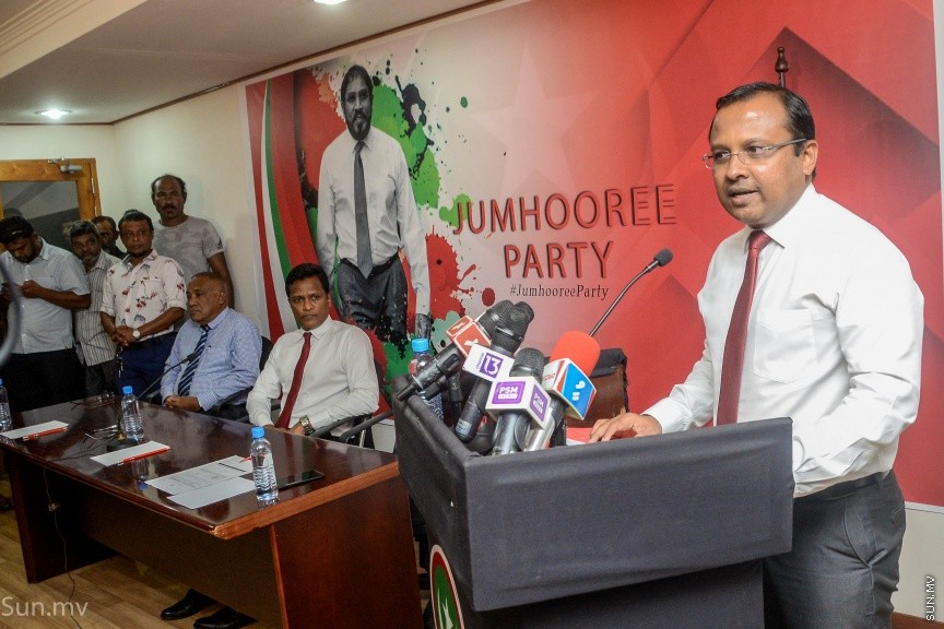 14 ޑިސެމްބަރ 2017: ކުރީގެ ހޯމް މިނިސްޓަރު އުމަރު ނަސީރު ޖުމްހޫރީ ޕާޓީއަށް ސޮއިކުރެއްވުން: މިއީ އުމަރު އެ ޕާޓީއާ ގުޅިވަޑައިގެންނެވި ދެވަނަ ފަހަރު. ޖުމްހޫރީ ޕާޓީގެ މައި އިދާރާ މ.ކުނޫޒު ގައި ބޭއްވި  ރަސްމިއްޔާތުގައި އުމަރު ވިދާޅުވީ އެޕާޓީއާ ގުޅިވަޑައިގަތީ ރިޔާސީ ޓިކެޓް ގެ ބޭނުމުގައި ކަމަށް ދައްކާ ވާހަކަ އަކީ މުޅިންތެދެއްނޫން ކަމަށް --- ސަން ފޮޓޯ/ މުހައްމަދު އަފްރާހް