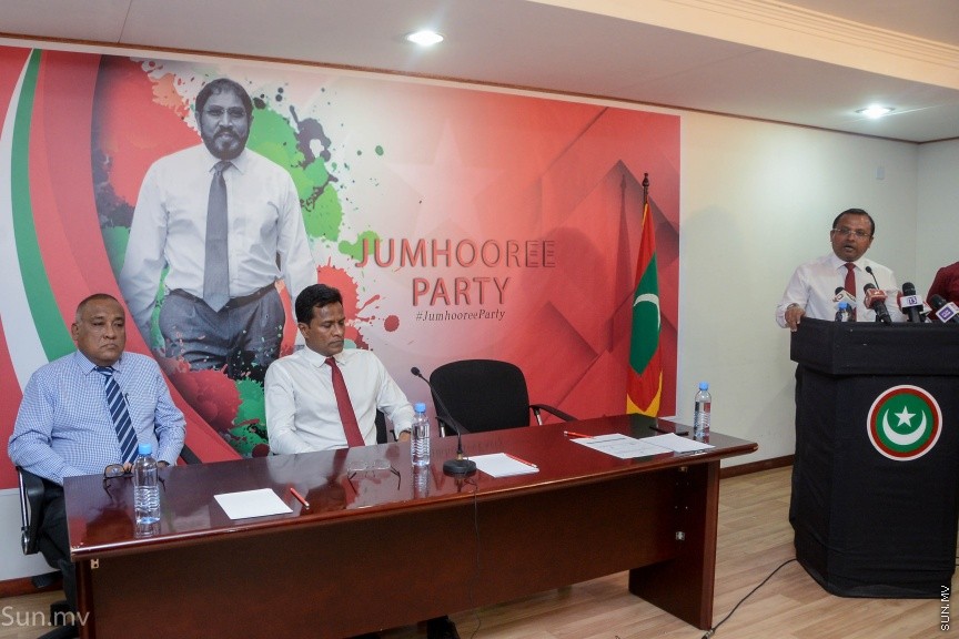 14 ޑިސެމްބަރ 2017: ކުރީގެ ހޯމް މިނިސްޓަރު އުމަރު ނަސީރު ޖުމްހޫރީ ޕާޓީއަށް ސޮއިކުރެއްވުން: މިއީ އުމަރު އެ ޕާޓީއާ ގުޅިވަޑައިގެންނެވި ދެވަނަ ފަހަރު. ޖުމްހޫރީ ޕާޓީގެ މައި އިދާރާ މ.ކުނޫޒު ގައި ބޭއްވި  ރަސްމިއްޔާތުގައި އުމަރު ވިދާޅުވީ އެޕާޓީއާ ގުޅިވަޑައިގަތީ ރިޔާސީ ޓިކެޓް ގެ ބޭނުމުގައި ކަމަށް ދައްކާ ވާހަކަ އަކީ މުޅިންތެދެއްނޫން ކަމަށް --- ސަން ފޮޓޯ/ މުހައްމަދު އަފްރާހް