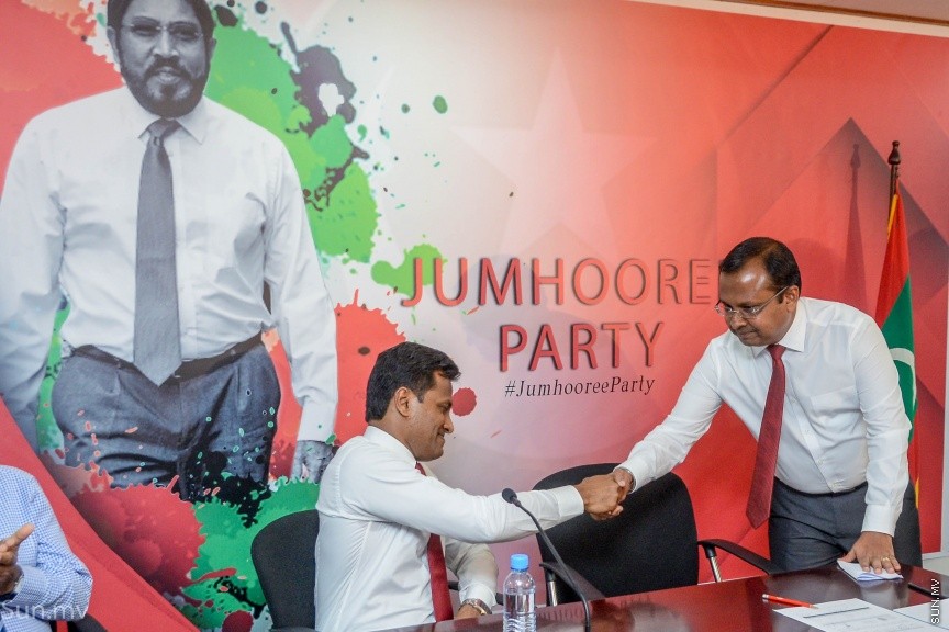 14 ޑިސެމްބަރ 2017: ކުރީގެ ހޯމް މިނިސްޓަރު އުމަރު ނަސީރު ޖުމްހޫރީ ޕާޓީއަށް ސޮއިކުރެއްވުން: މިއީ އުމަރު އެ ޕާޓީއާ ގުޅިވަޑައިގެންނެވި ދެވަނަ ފަހަރު. ޖުމްހޫރީ ޕާޓީގެ މައި އިދާރާ މ.ކުނޫޒު ގައި ބޭއްވި  ރަސްމިއްޔާތުގައި އުމަރު ވިދާޅުވީ އެޕާޓީއާ ގުޅިވަޑައިގަތީ ރިޔާސީ ޓިކެޓް ގެ ބޭނުމުގައި ކަމަށް ދައްކާ ވާހަކަ އަކީ މުޅިންތެދެއްނޫން ކަމަށް --- ސަން ފޮޓޯ/ މުހައްމަދު އަފްރާހް