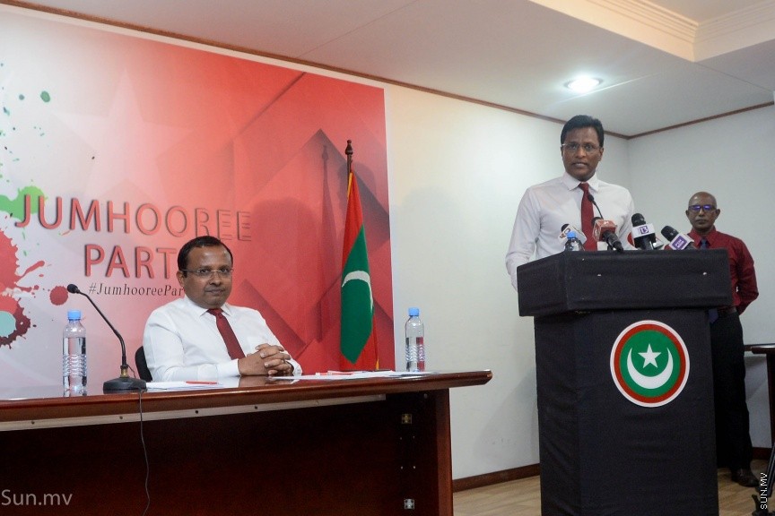 14 ޑިސެމްބަރ 2017: ކުރީގެ ހޯމް މިނިސްޓަރު އުމަރު ނަސީރު ޖުމްހޫރީ ޕާޓީއަށް ސޮއިކުރެއްވުން: މިއީ އުމަރު އެ ޕާޓީއާ ގުޅިވަޑައިގެންނެވި ދެވަނަ ފަހަރު. ޖުމްހޫރީ ޕާޓީގެ މައި އިދާރާ މ.ކުނޫޒު ގައި ބޭއްވި  ރަސްމިއްޔާތުގައި އުމަރު ވިދާޅުވީ އެޕާޓީއާ ގުޅިވަޑައިގަތީ ރިޔާސީ ޓިކެޓް ގެ ބޭނުމުގައި ކަމަށް ދައްކާ ވާހަކަ އަކީ މުޅިންތެދެއްނޫން ކަމަށް --- ސަން ފޮޓޯ/ މުހައްމަދު އަފްރާހް