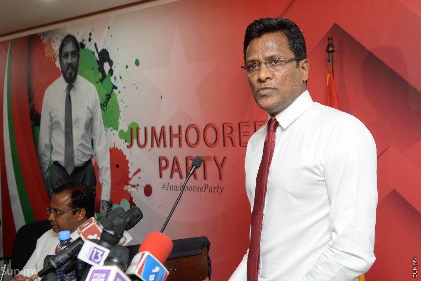 14 ޑިސެމްބަރ 2017: ކުރީގެ ހޯމް މިނިސްޓަރު އުމަރު ނަސީރު ޖުމްހޫރީ ޕާޓީއަށް ސޮއިކުރެއްވުން: މިއީ އުމަރު އެ ޕާޓީއާ ގުޅިވަޑައިގެންނެވި ދެވަނަ ފަހަރު. ޖުމްހޫރީ ޕާޓީގެ މައި އިދާރާ މ.ކުނޫޒު ގައި ބޭއްވި  ރަސްމިއްޔާތުގައި އުމަރު ވިދާޅުވީ އެޕާޓީއާ ގުޅިވަޑައިގަތީ ރިޔާސީ ޓިކެޓް ގެ ބޭނުމުގައި ކަމަށް ދައްކާ ވާހަކަ އަކީ މުޅިންތެދެއްނޫން ކަމަށް --- ސަން ފޮޓޯ/ މުހައްމަދު އަފްރާހް