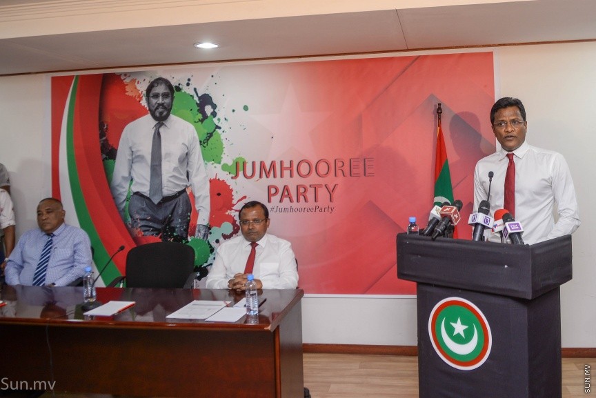 14 ޑިސެމްބަރ 2017: ކުރީގެ ހޯމް މިނިސްޓަރު އުމަރު ނަސީރު ޖުމްހޫރީ ޕާޓީއަށް ސޮއިކުރެއްވުން: މިއީ އުމަރު އެ ޕާޓީއާ ގުޅިވަޑައިގެންނެވި ދެވަނަ ފަހަރު. ޖުމްހޫރީ ޕާޓީގެ މައި އިދާރާ މ.ކުނޫޒު ގައި ބޭއްވި  ރަސްމިއްޔާތުގައި އުމަރު ވިދާޅުވީ އެޕާޓީއާ ގުޅިވަޑައިގަތީ ރިޔާސީ ޓިކެޓް ގެ ބޭނުމުގައި ކަމަށް ދައްކާ ވާހަކަ އަކީ މުޅިންތެދެއްނޫން ކަމަށް --- ސަން ފޮޓޯ/ މުހައްމަދު އަފްރާހް
