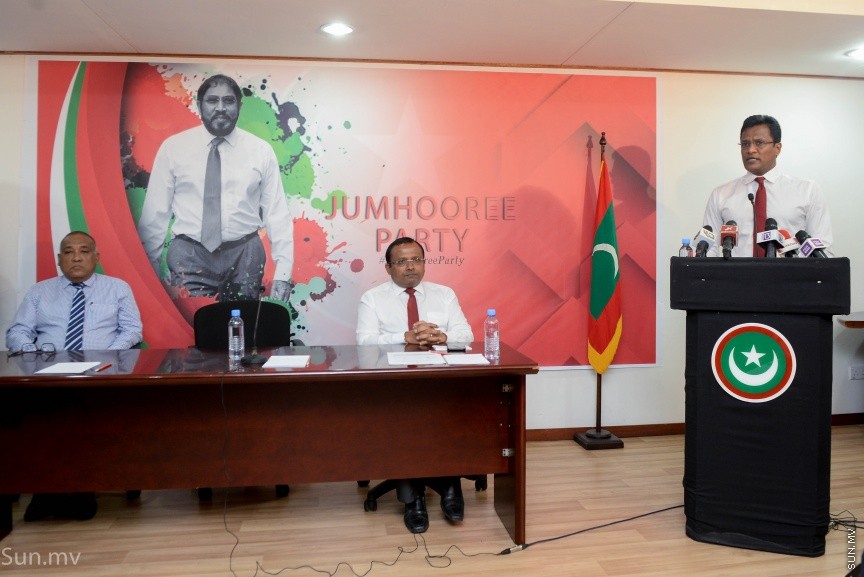 14 ޑިސެމްބަރ 2017: ކުރީގެ ހޯމް މިނިސްޓަރު އުމަރު ނަސީރު ޖުމްހޫރީ ޕާޓީއަށް ސޮއިކުރެއްވުން: މިއީ އުމަރު އެ ޕާޓީއާ ގުޅިވަޑައިގެންނެވި ދެވަނަ ފަހަރު. ޖުމްހޫރީ ޕާޓީގެ މައި އިދާރާ މ.ކުނޫޒު ގައި ބޭއްވި  ރަސްމިއްޔާތުގައި އުމަރު ވިދާޅުވީ އެޕާޓީއާ ގުޅިވަޑައިގަތީ ރިޔާސީ ޓިކެޓް ގެ ބޭނުމުގައި ކަމަށް ދައްކާ ވާހަކަ އަކީ މުޅިންތެދެއްނޫން ކަމަށް --- ސަން ފޮޓޯ/ މުހައްމަދު އަފްރާހް