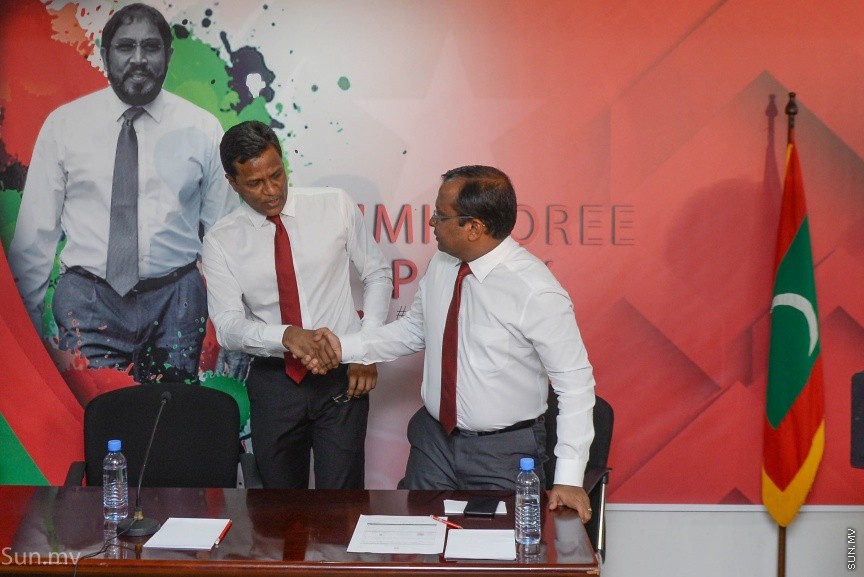 14 ޑިސެމްބަރ 2017: ކުރީގެ ހޯމް މިނިސްޓަރު އުމަރު ނަސީރު ޖުމްހޫރީ ޕާޓީއަށް ސޮއިކުރެއްވުން: މިއީ އުމަރު އެ ޕާޓީއާ ގުޅިވަޑައިގެންނެވި ދެވަނަ ފަހަރު. ޖުމްހޫރީ ޕާޓީގެ މައި އިދާރާ މ.ކުނޫޒު ގައި ބޭއްވި  ރަސްމިއްޔާތުގައި އުމަރު ވިދާޅުވީ އެޕާޓީއާ ގުޅިވަޑައިގަތީ ރިޔާސީ ޓިކެޓް ގެ ބޭނުމުގައި ކަމަށް ދައްކާ ވާހަކަ އަކީ މުޅިންތެދެއްނޫން ކަމަށް --- ސަން ފޮޓޯ/ މުހައްމަދު އަފްރާހް