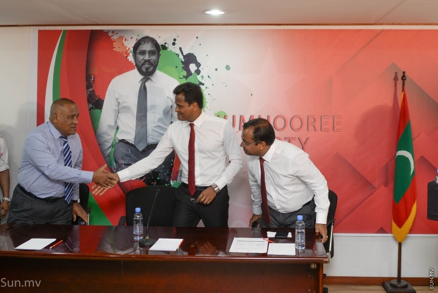 14 ޑިސެމްބަރ 2017: ކުރީގެ ހޯމް މިނިސްޓަރު އުމަރު ނަސީރު ޖުމްހޫރީ ޕާޓީއަށް ސޮއިކުރެއްވުން: މިއީ އުމަރު އެ ޕާޓީއާ ގުޅިވަޑައިގެންނެވި ދެވަނަ ފަހަރު. ޖުމްހޫރީ ޕާޓީގެ މައި އިދާރާ މ.ކުނޫޒު ގައި ބޭއްވި  ރަސްމިއްޔާތުގައި އުމަރު ވިދާޅުވީ އެޕާޓީއާ ގުޅިވަޑައިގަތީ ރިޔާސީ ޓިކެޓް ގެ ބޭނުމުގައި ކަމަށް ދައްކާ ވާހަކަ އަކީ މުޅިންތެދެއްނޫން ކަމަށް --- ސަން ފޮޓޯ/ މުހައްމަދު އަފްރާހް