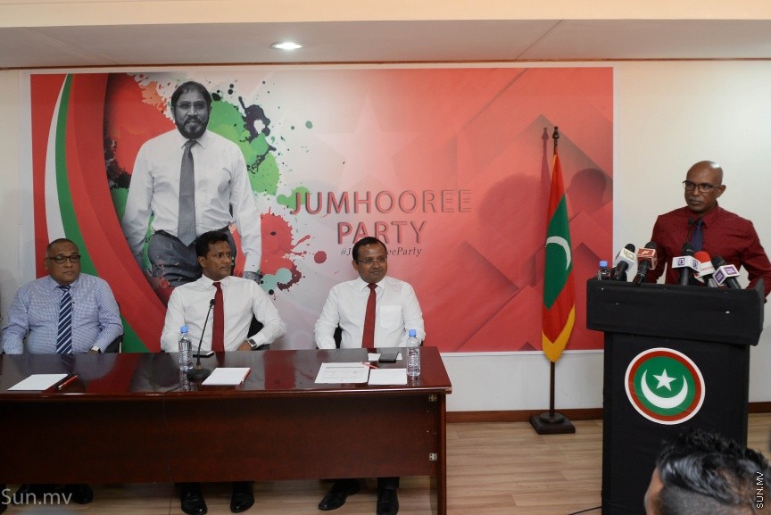 14 ޑިސެމްބަރ 2017: ކުރީގެ ހޯމް މިނިސްޓަރު އުމަރު ނަސީރު ޖުމްހޫރީ ޕާޓީއަށް ސޮއިކުރެއްވުން: މިއީ އުމަރު އެ ޕާޓީއާ ގުޅިވަޑައިގެންނެވި ދެވަނަ ފަހަރު. ޖުމްހޫރީ ޕާޓީގެ މައި އިދާރާ މ.ކުނޫޒު ގައި ބޭއްވި  ރަސްމިއްޔާތުގައި އުމަރު ވިދާޅުވީ އެޕާޓީއާ ގުޅިވަޑައިގަތީ ރިޔާސީ ޓިކެޓް ގެ ބޭނުމުގައި ކަމަށް ދައްކާ ވާހަކަ އަކީ މުޅިންތެދެއްނޫން ކަމަށް --- ސަން ފޮޓޯ/ މުހައްމަދު އަފްރާހް