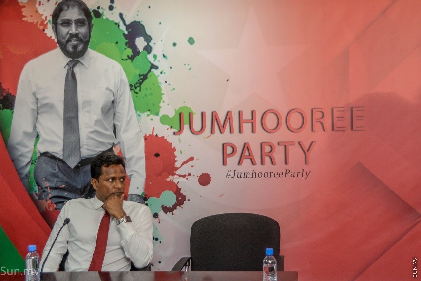 14 ޑިސެމްބަރ 2017: ކުރީގެ ހޯމް މިނިސްޓަރު އުމަރު ނަސީރު ޖުމްހޫރީ ޕާޓީއަށް ސޮއިކުރެއްވުން: މިއީ އުމަރު އެ ޕާޓީއާ ގުޅިވަޑައިގެންނެވި ދެވަނަ ފަހަރު. ޖުމްހޫރީ ޕާޓީގެ މައި އިދާރާ މ.ކުނޫޒު ގައި ބޭއްވި  ރަސްމިއްޔާތުގައި އުމަރު ވިދާޅުވީ އެޕާޓީއާ ގުޅިވަޑައިގަތީ ރިޔާސީ ޓިކެޓް ގެ ބޭނުމުގައި ކަމަށް ދައްކާ ވާހަކަ އަކީ މުޅިންތެދެއްނޫން ކަމަށް --- ސަން ފޮޓޯ/ މުހައްމަދު އަފްރާހް
