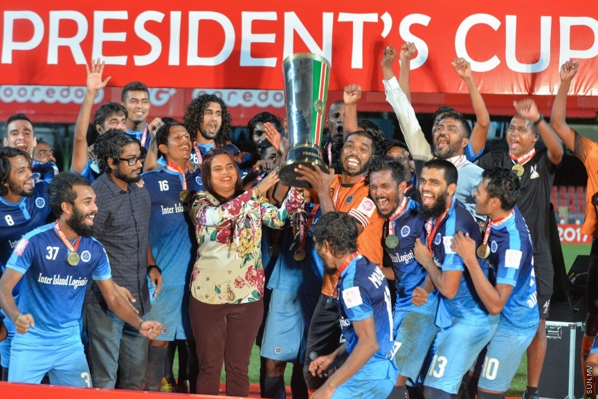 ރައީސުލްޖުމްހޫރިއްޔާގެ ވާދައިގެ ތައްޓަށް ކުޅޭ ގައުމީ ފުޓްބޯޅަ މުބާރާތުގެ ތަށި ޔޫތު މިނިސްޓަރު އިރުތިޝާމް އާދަމާއެކު ނިއު ރޭޑިއަންޓް ސްޕޯޓްސް ކްލަބުން އުފިލާލަނީ --- ސަން ފޮޓޯ/ މުހައްމަދު އަފްރާހް