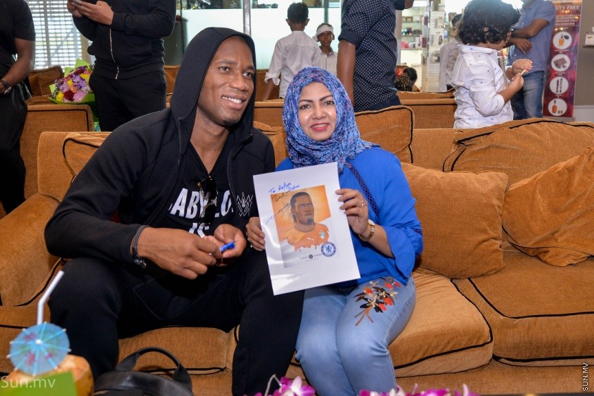 ސިޔާމް މައުރޫފް ސޮކާ ކަޕްގެ ފައިނަލް މެޗުގެ ހާއްސަމެހެމާން،  ޗެލްސީ އަދި އައިވަރީ ކޯސްޓުގެ ކުރީގެ ކުޅުންތެރިޔާ ޑިޑިއޭ ޑްރޮގްބާ ރާއްޖެ  އައުން---ސަން ފޮޓޯ/ މުހައްމަދު އަފްރާހް 