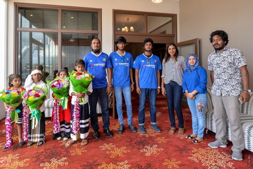 ސިޔާމް މައުރޫފް ސޮކާ ކަޕްގެ ފައިނަލް މެޗުގެ ހާއްސަމެހެމާން،  ޗެލްސީ އަދި އައިވަރީ ކޯސްޓުގެ ކުރީގެ ކުޅުންތެރިޔާ ޑިޑިއޭ ޑްރޮގްބާ ރާއްޖެ  އައުން---ސަން ފޮޓޯ/ މުހައްމަދު އަފްރާހް 