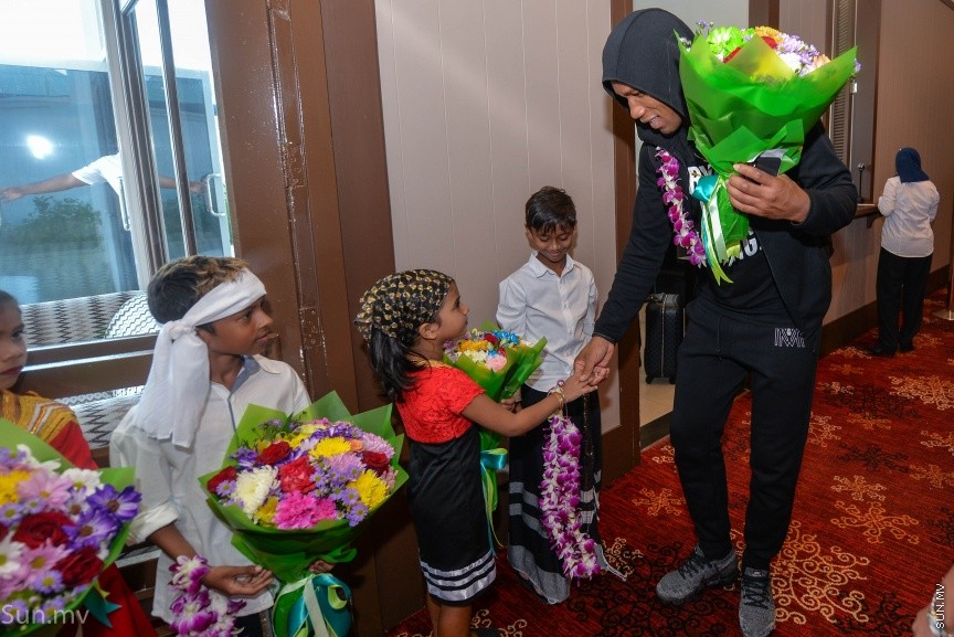 ސިޔާމް މައުރޫފް ސޮކާ ކަޕްގެ ފައިނަލް މެޗުގެ ހާއްސަމެހެމާން،  ޗެލްސީ އަދި އައިވަރީ ކޯސްޓުގެ ކުރީގެ ކުޅުންތެރިޔާ ޑިޑިއޭ ޑްރޮގްބާ ރާއްޖެ  އައުން---ސަން ފޮޓޯ/ މުހައްމަދު އަފްރާހް 