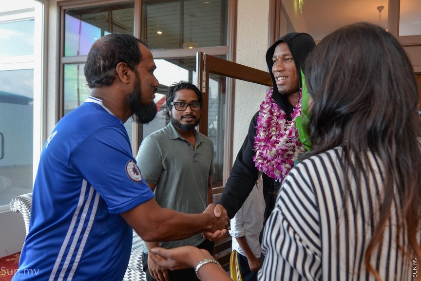 ސިޔާމް މައުރޫފް ސޮކާ ކަޕްގެ ފައިނަލް މެޗުގެ ހާއްސަމެހެމާން،  ޗެލްސީ އަދި އައިވަރީ ކޯސްޓުގެ ކުރީގެ ކުޅުންތެރިޔާ ޑިޑިއޭ ޑްރޮގްބާ ރާއްޖެ  އައުން---ސަން ފޮޓޯ/ މުހައްމަދު އަފްރާހް 
