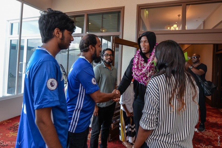 ސިޔާމް މައުރޫފް ސޮކާ ކަޕްގެ ފައިނަލް މެޗުގެ ހާއްސަމެހެމާން،  ޗެލްސީ އަދި އައިވަރީ ކޯސްޓުގެ ކުރީގެ ކުޅުންތެރިޔާ ޑިޑިއޭ ޑްރޮގްބާ ރާއްޖެ  އައުން---ސަން ފޮޓޯ/ މުހައްމަދު އަފްރާހް 
