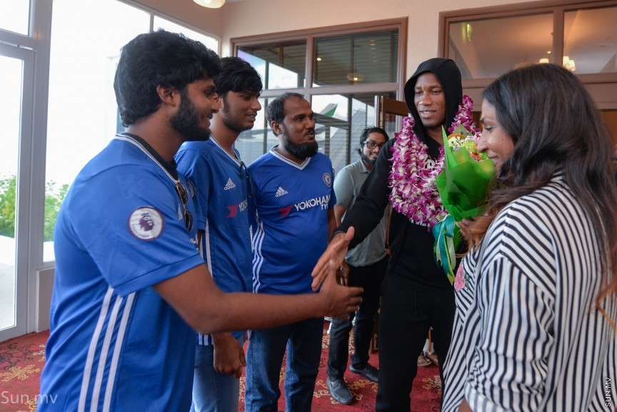 ސިޔާމް މައުރޫފް ސޮކާ ކަޕްގެ ފައިނަލް މެޗުގެ ހާއްސަމެހެމާން،  ޗެލްސީ އަދި އައިވަރީ ކޯސްޓުގެ ކުރީގެ ކުޅުންތެރިޔާ ޑިޑިއޭ ޑްރޮގްބާ ރާއްޖެ  އައުން---ސަން ފޮޓޯ/ މުހައްމަދު އަފްރާހް 