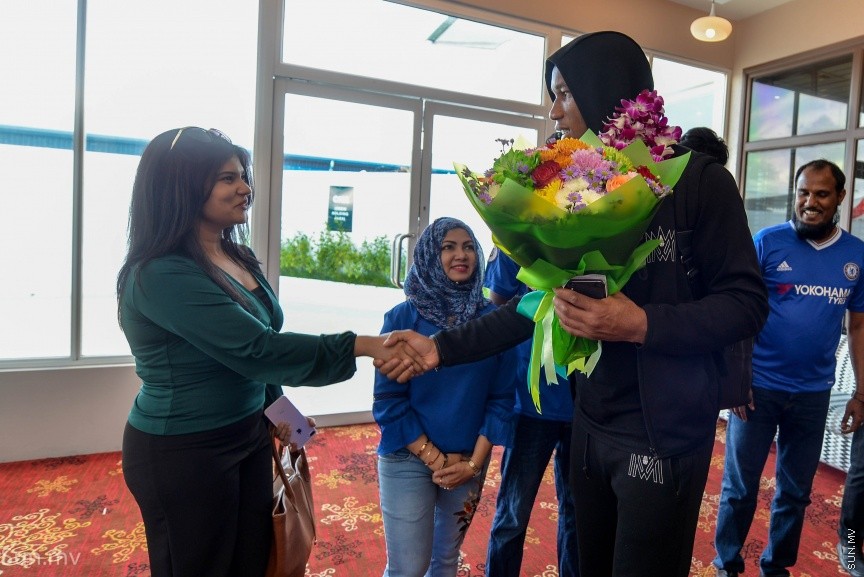 ސިޔާމް މައުރޫފް ސޮކާ ކަޕްގެ ފައިނަލް މެޗުގެ ހާއްސަމެހެމާން،  ޗެލްސީ އަދި އައިވަރީ ކޯސްޓުގެ ކުރީގެ ކުޅުންތެރިޔާ ޑިޑިއޭ ޑްރޮގްބާ ރާއްޖެ  އައުން---ސަން ފޮޓޯ/ މުހައްމަދު އަފްރާހް 