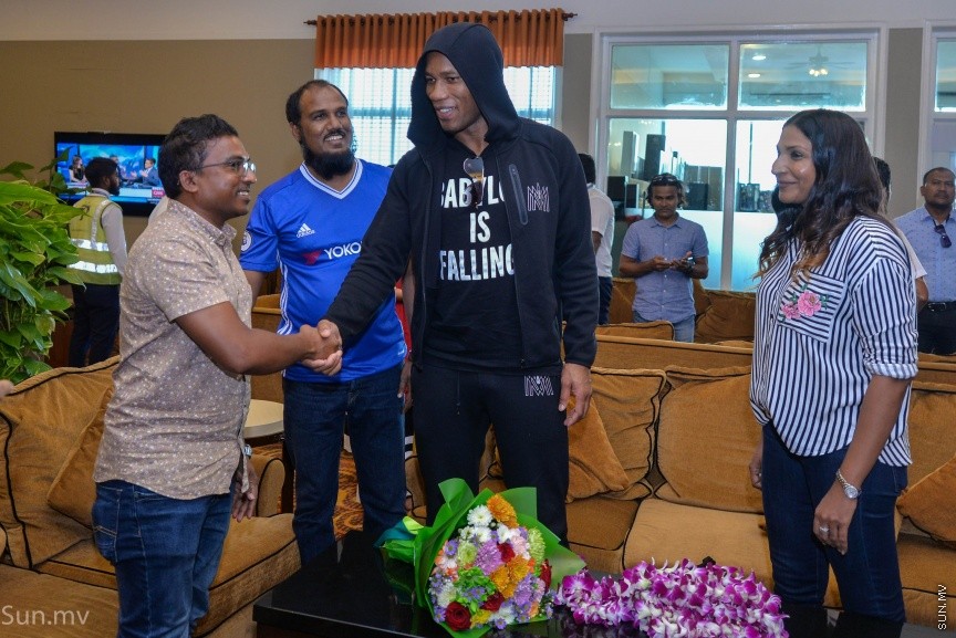 ސިޔާމް މައުރޫފް ސޮކާ ކަޕްގެ ފައިނަލް މެޗުގެ ހާއްސަމެހެމާން،  ޗެލްސީ އަދި އައިވަރީ ކޯސްޓުގެ ކުރީގެ ކުޅުންތެރިޔާ ޑިޑިއޭ ޑްރޮގްބާ ރާއްޖެ  އައުން---ސަން ފޮޓޯ/ މުހައްމަދު އަފްރާހް 