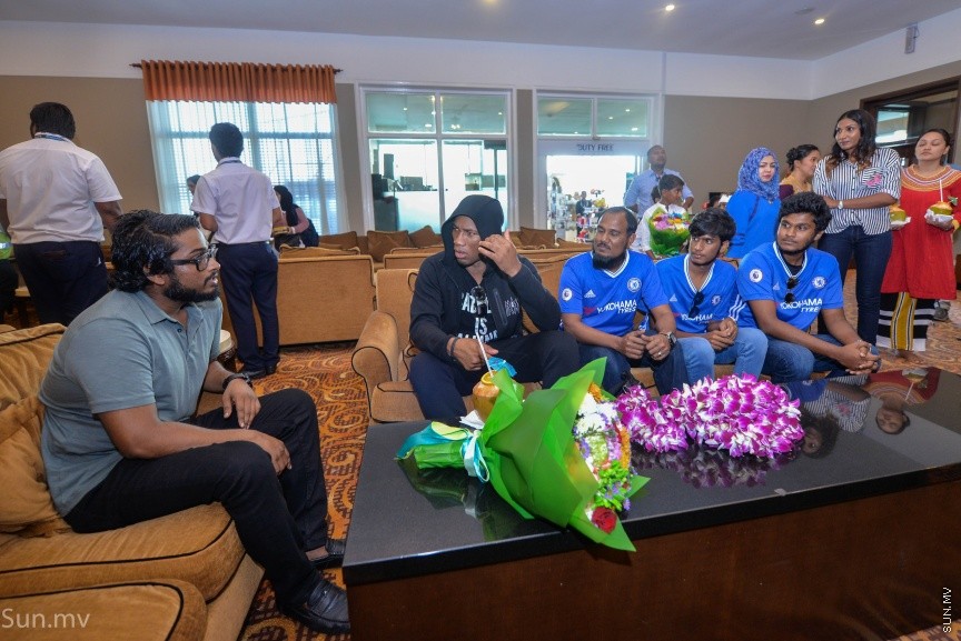 ސިޔާމް މައުރޫފް ސޮކާ ކަޕްގެ ފައިނަލް މެޗުގެ ހާއްސަމެހެމާން،  ޗެލްސީ އަދި އައިވަރީ ކޯސްޓުގެ ކުރީގެ ކުޅުންތެރިޔާ ޑިޑިއޭ ޑްރޮގްބާ ރާއްޖެ  އައުން---ސަން ފޮޓޯ/ މުހައްމަދު އަފްރާހް 