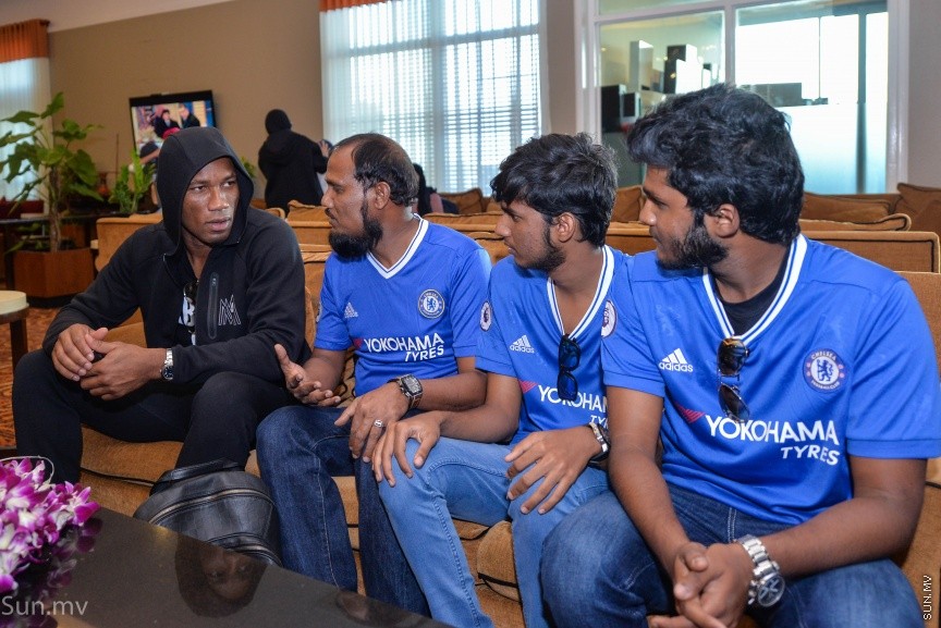 ސިޔާމް މައުރޫފް ސޮކާ ކަޕްގެ ފައިނަލް މެޗުގެ ހާއްސަމެހެމާން،  ޗެލްސީ އަދި އައިވަރީ ކޯސްޓުގެ ކުރީގެ ކުޅުންތެރިޔާ ޑިޑިއޭ ޑްރޮގްބާ ރާއްޖެ  އައުން---ސަން ފޮޓޯ/ މުހައްމަދު އަފްރާހް 